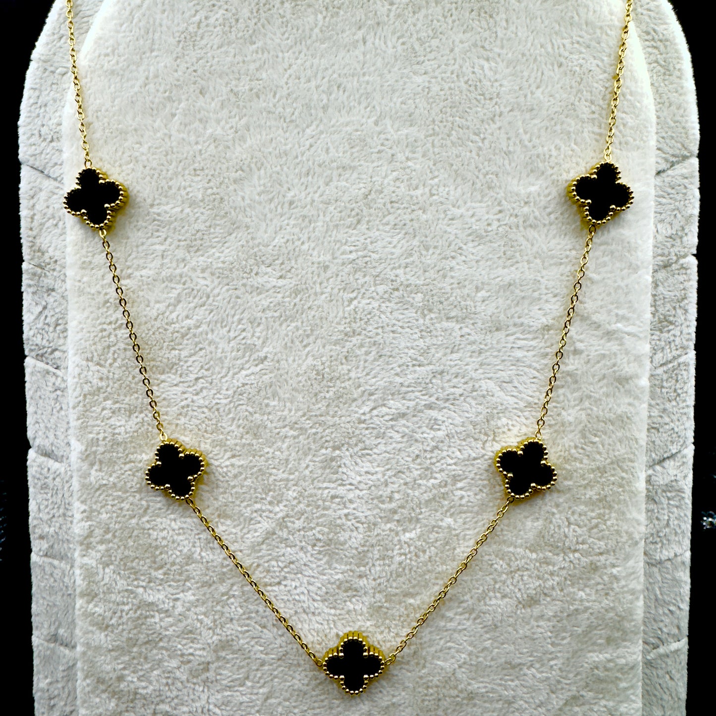 Elegante Halskette mit Kleeblatt-Anhängern