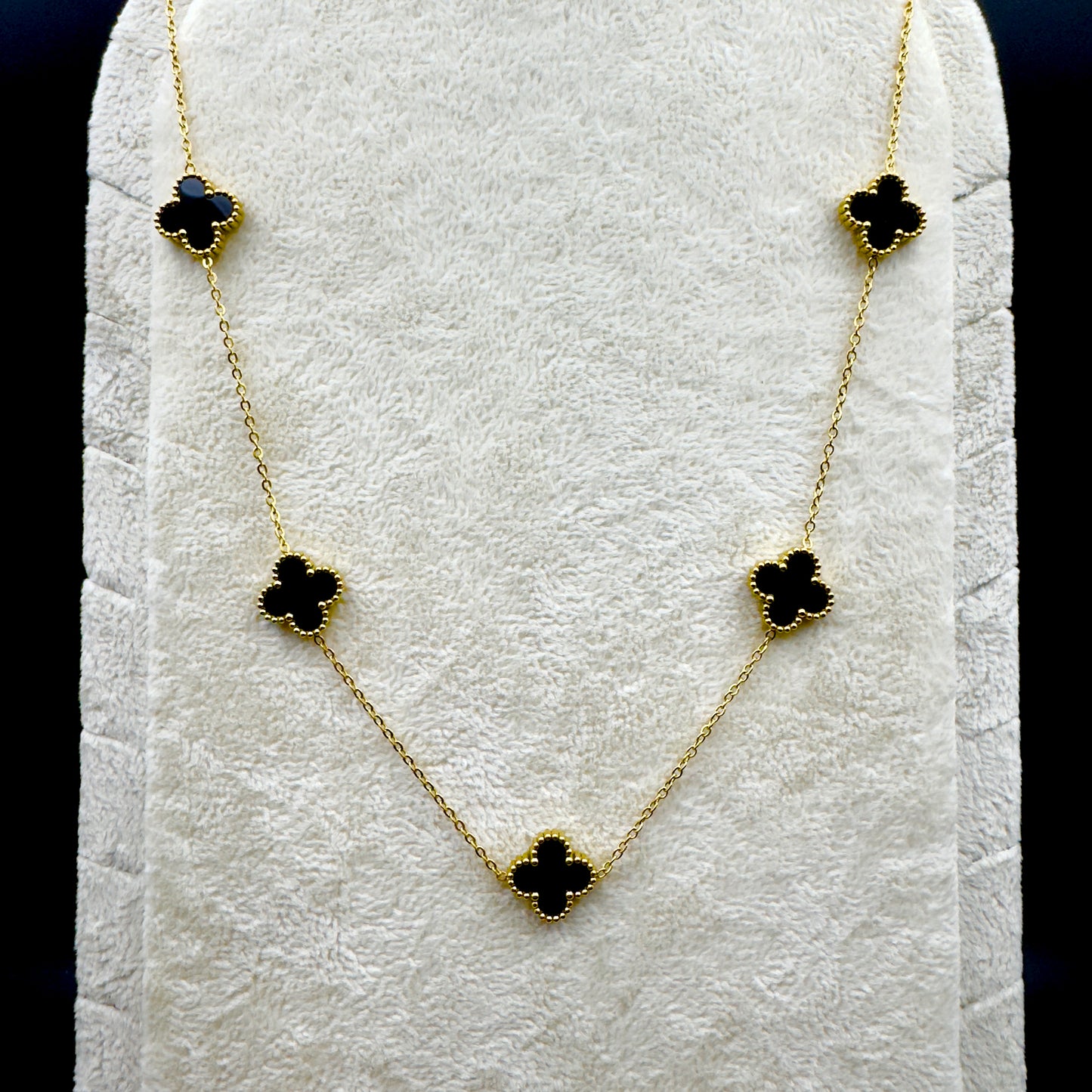 Elegante Halskette mit Kleeblatt-Anhängern