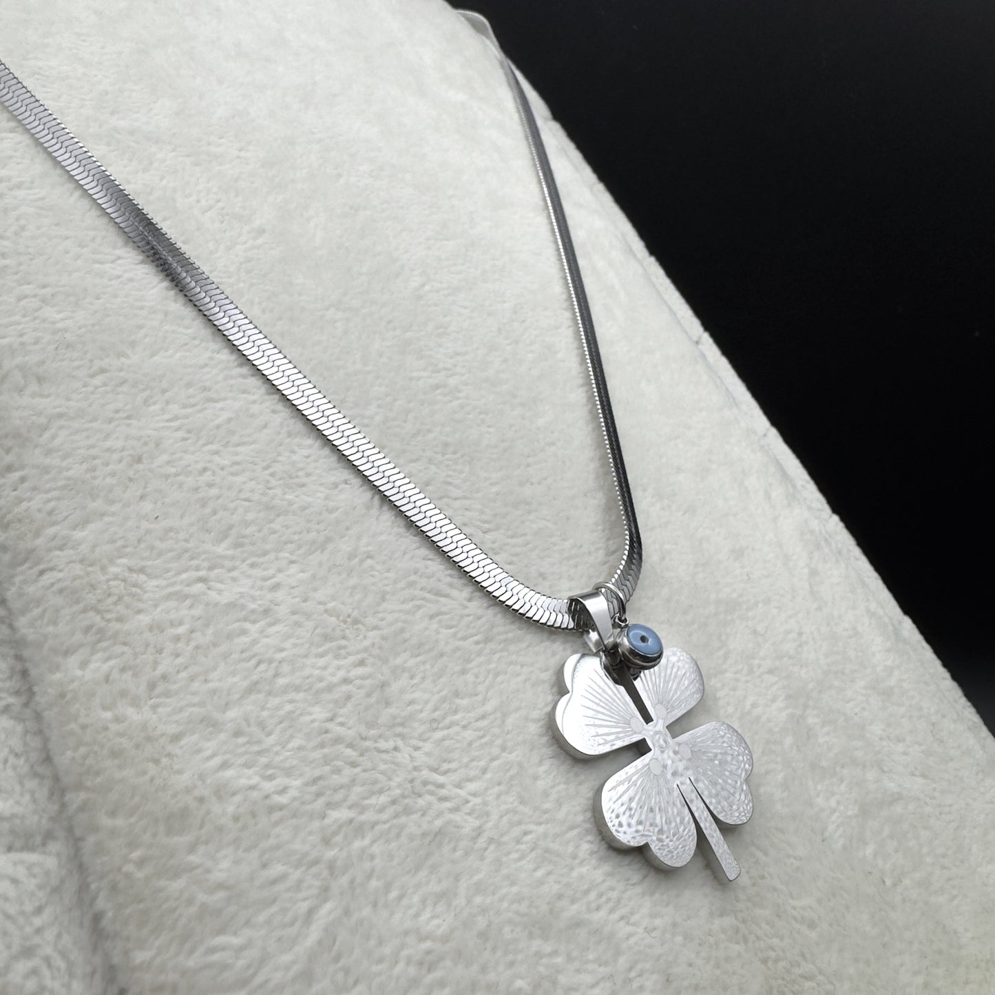 Damen-Halskette mit Kleeblatt-Anhänger und Nazar-Amulett in Silber