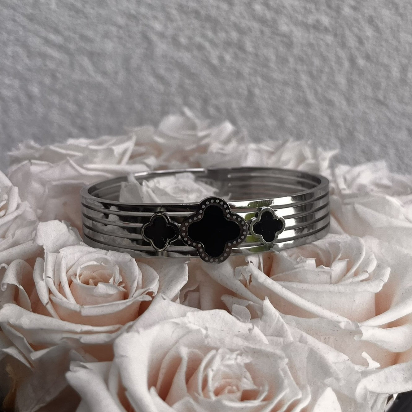 Edelstahl Armreif mit Kleeblatt-Design – in Schwarz & Weiß
