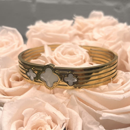 Goldfarbener Edelstahl Armreif mit weißen Kleeblatt-Elementen