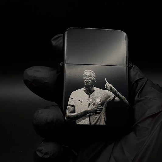 Victor Osimhen Benzinfeuerzeug