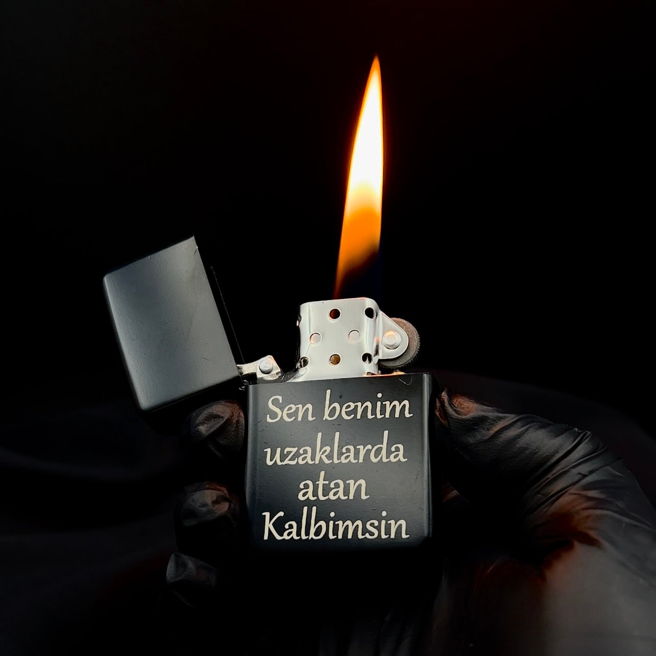 Schwarzer Benzinfeuerzeug mit Zitat