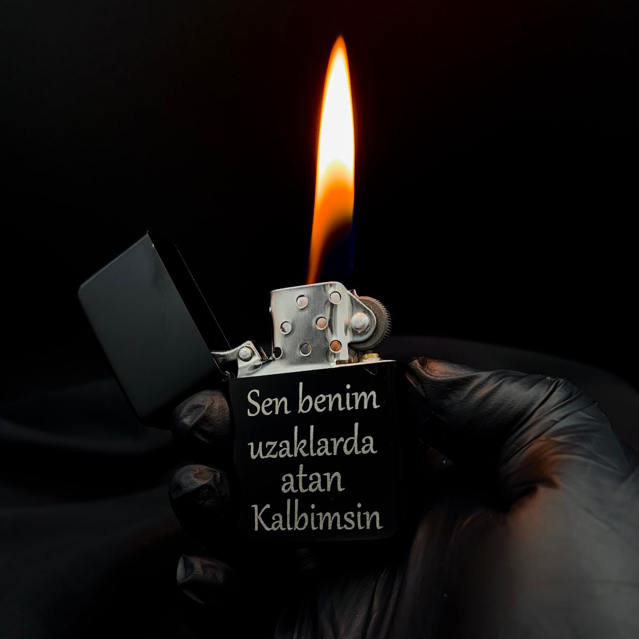 Schwarzer Benzinfeuerzeug mit Zitat