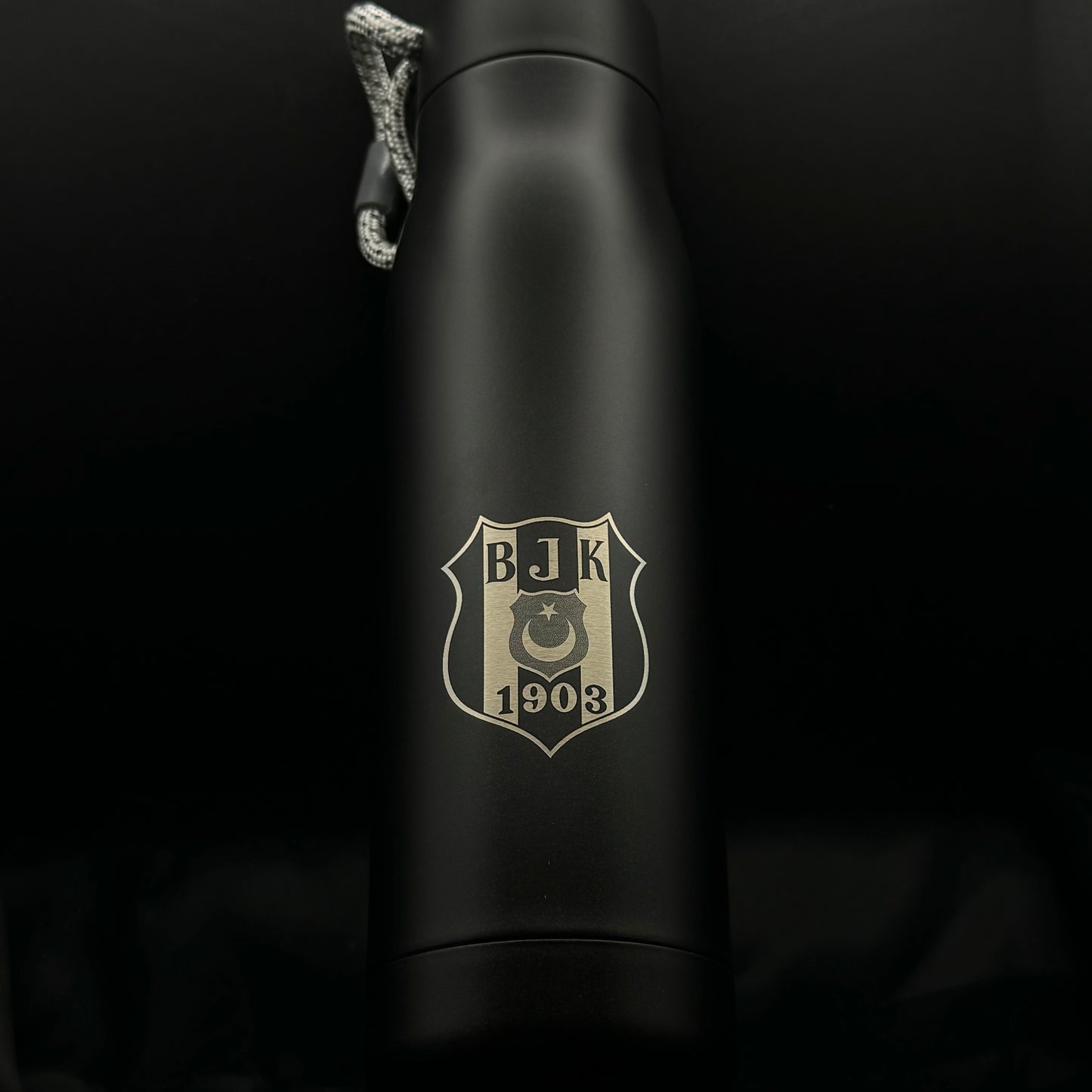 Thermosflasche mit Fußballteam mit schwarzem dreh Deckel