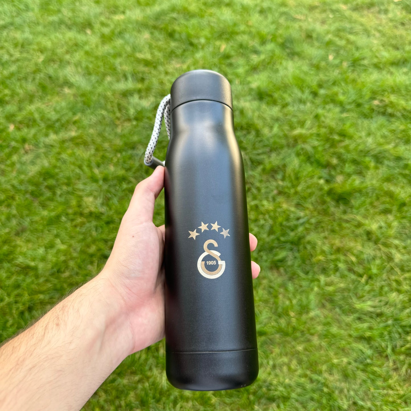 Thermosflasche mit Fußballteam mit schwarzem dreh Deckel