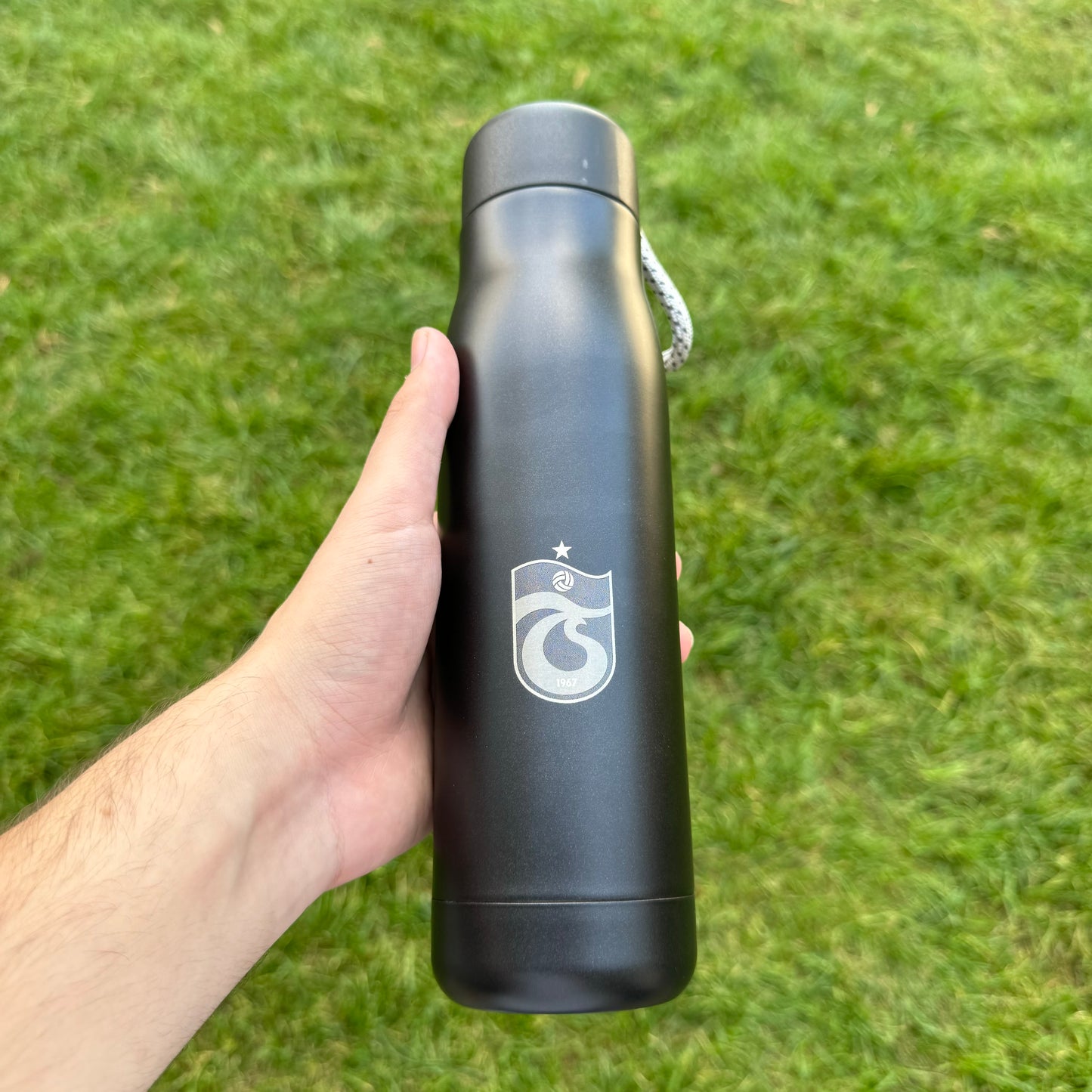 Thermosflasche mit Fußballteam mit schwarzem dreh Deckel