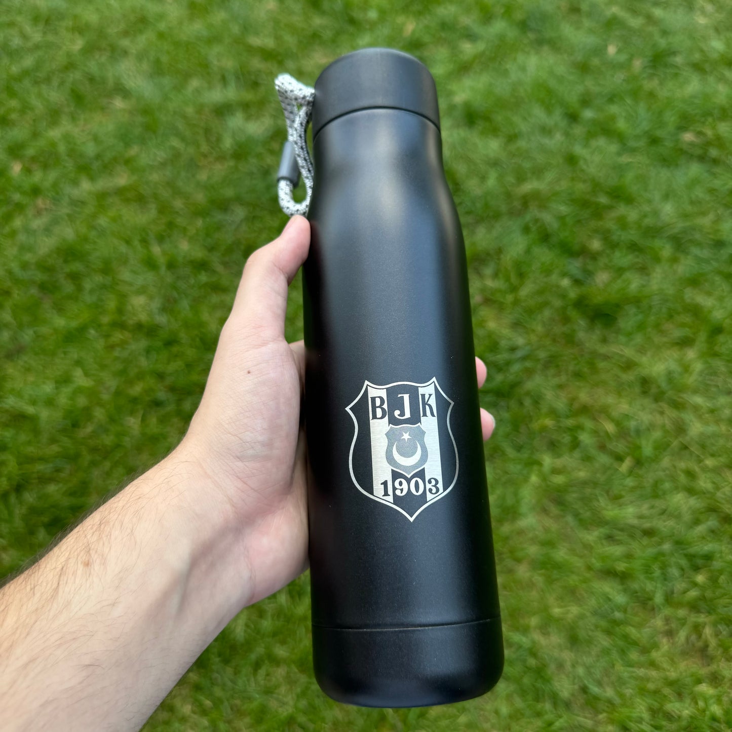 Thermosflasche mit Fußballteam mit schwarzem dreh Deckel