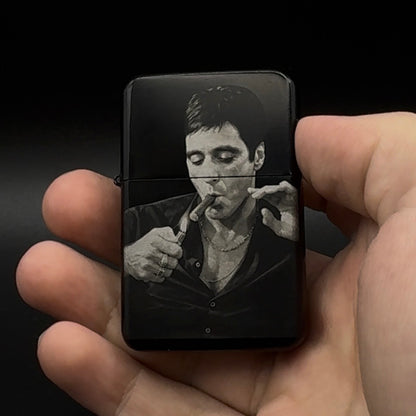 Scarface Design Benzinfeuerzeug – Legendäres Gangster-Motiv