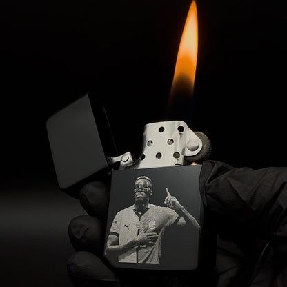 Victor Osimhen Benzinfeuerzeug